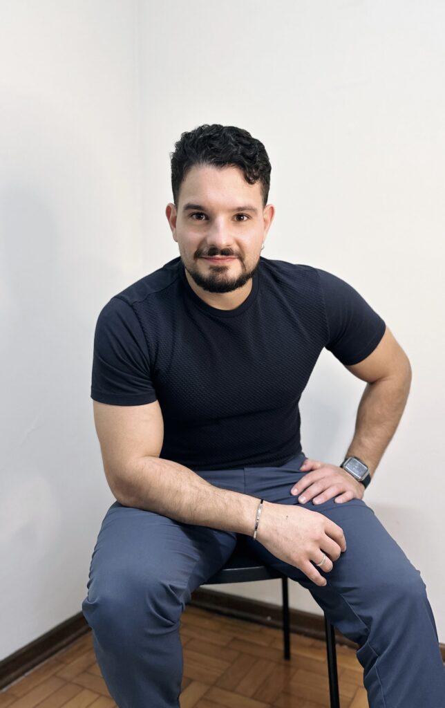 Foto do psicólogo Victor Khodair ao lado da mensagem motivacional sobre psicoterapia masculina