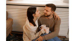 Casal adulto conversando de forma empática e aberta, fortalecendo a comunicação e a intimidade no relacionamento.