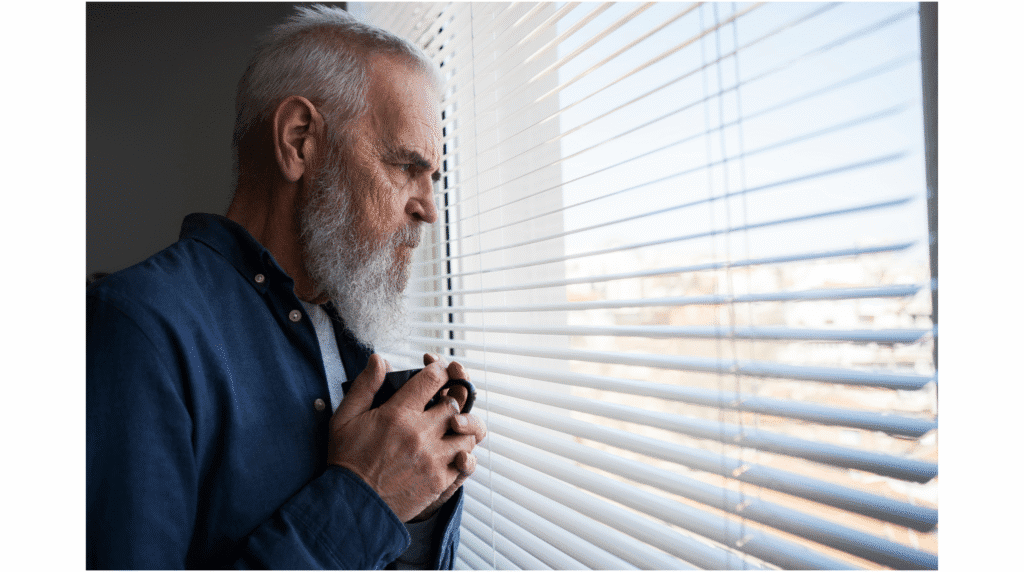 Homem sentado e pensativo, simbolizando ansiedade, saúde mental masculina e busca por superação.