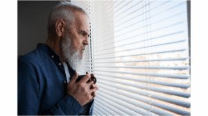 Homem sentado e pensativo, simbolizando ansiedade, saúde mental masculina e busca por superação.