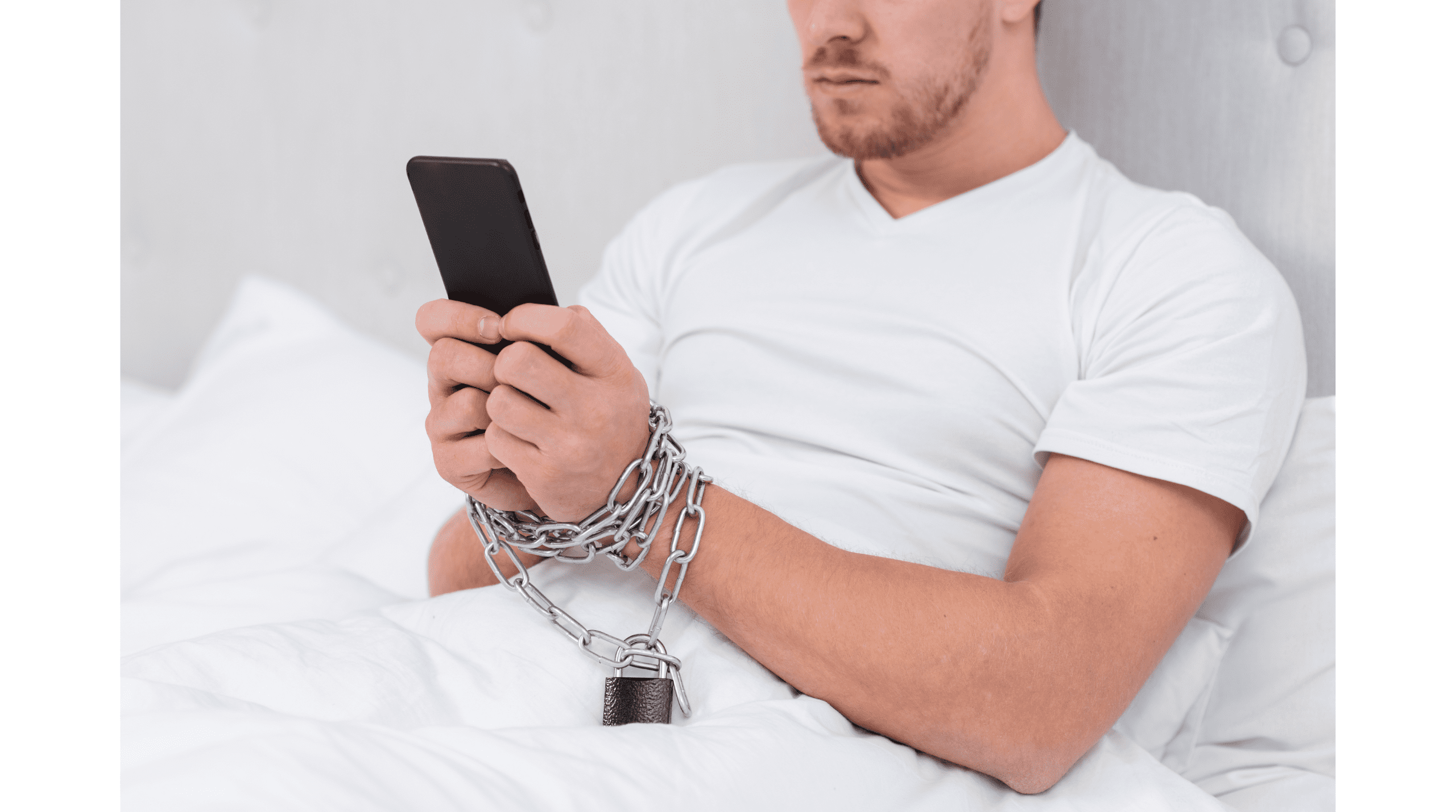 Homem preso por correntes enquanto verifica o celular, representando a sensação de aprisionamento causada pelo consumo excessivo de pornografia.